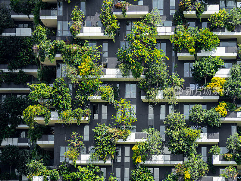 米兰,意大利。Bosco Verticale，近距离观看现代和生态的摩天大楼，每个阳台上都有许多树。现代建筑，垂直花园，带有植物的露台